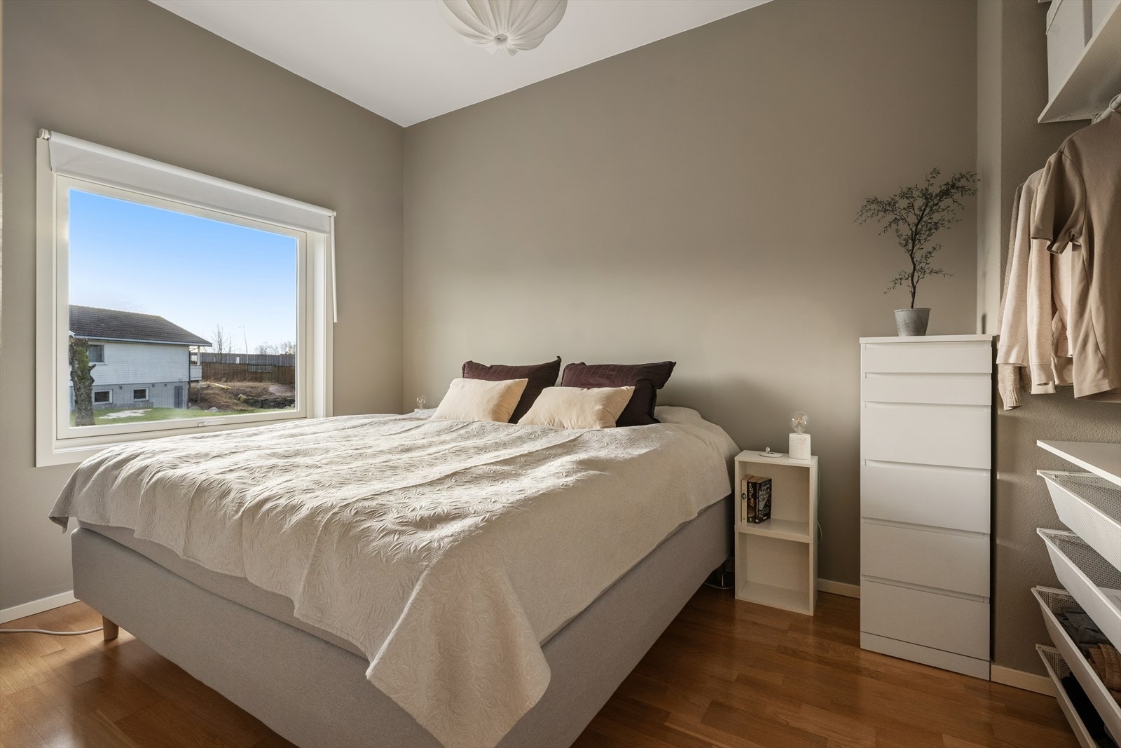 Hovedsoverommet har åpen garderobeløsning og god plass til dobbeltseng. Galleribilde