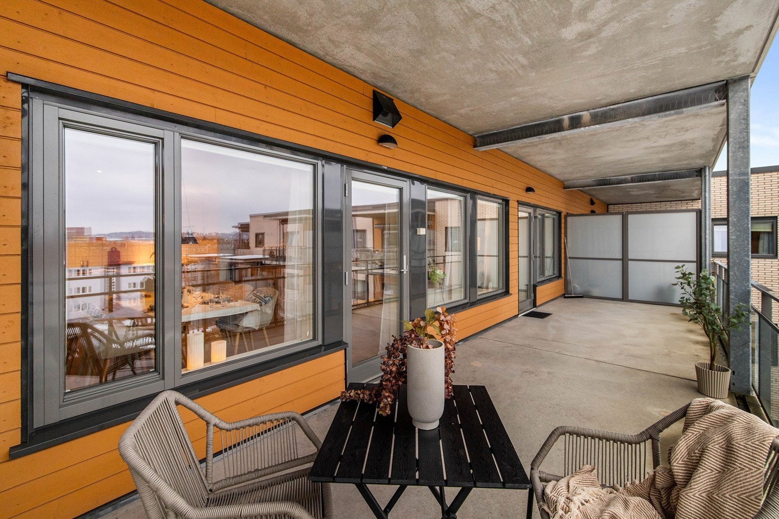 Overbygget balkong mot syd, uten innsyn fra gjenboere Galleribilde