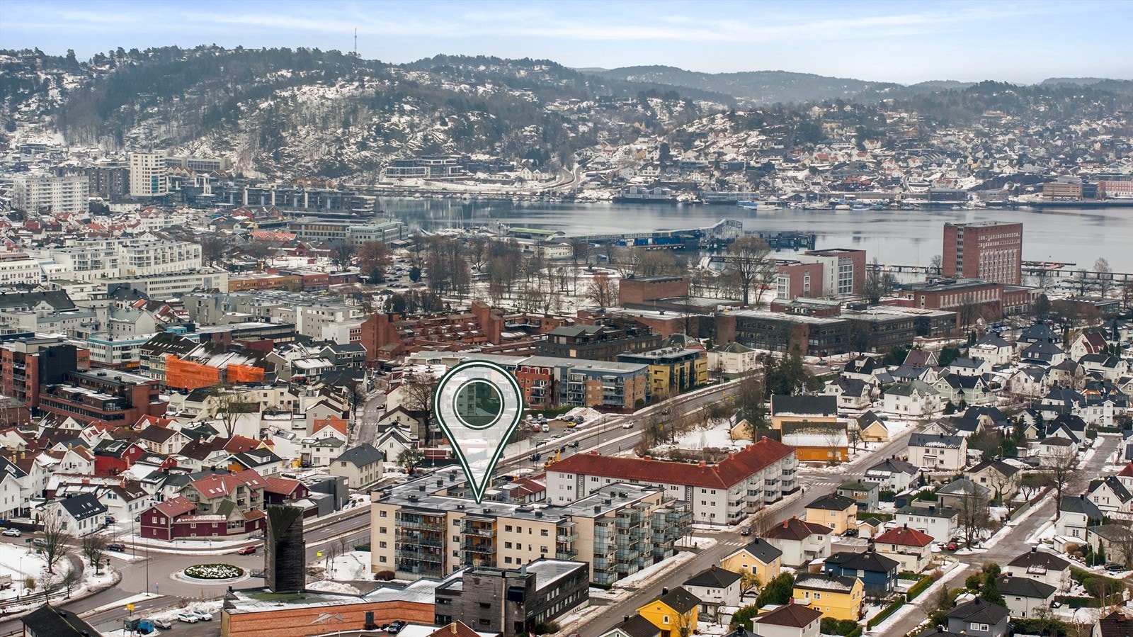 Velkommen til Hystadveien 13b! Perfekt for deg som ønsker en stor og fin leilighet med sentrumsnærbeliggenhet. Galleribilde