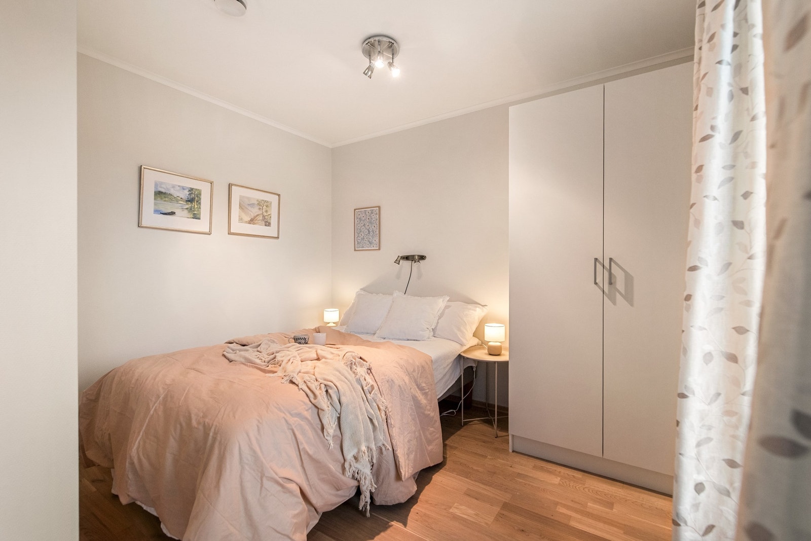 Hovedsoverom med garderobe og utgang til nordvestvendt balkong Galleribilde