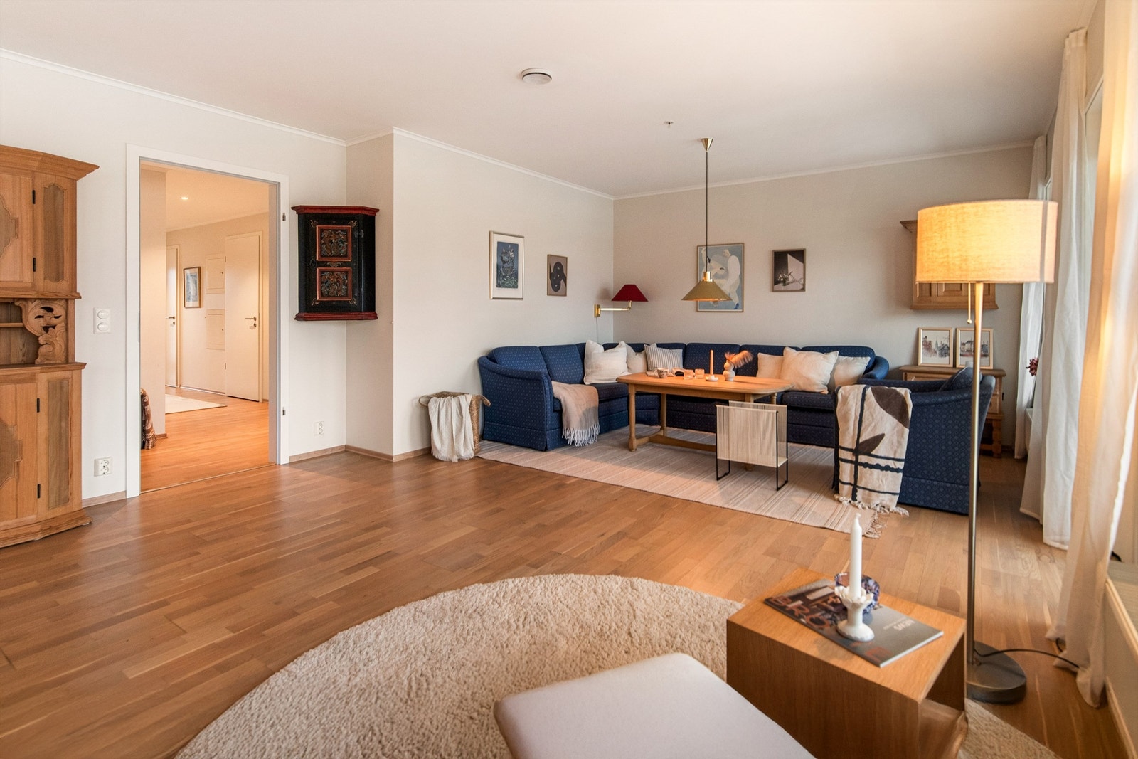 I stuen er det rom for både salong, go'stoler og spisestue Galleribilde