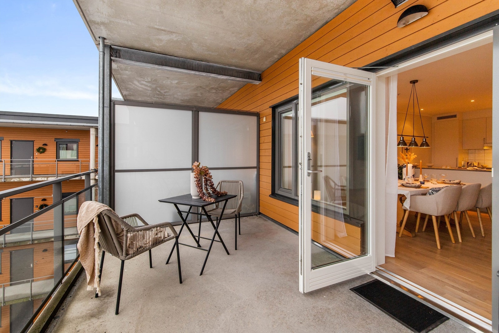 Det er fra stuen to utganger og store vindusflater for både utsyn og naturlig lysinnslipp Galleribilde