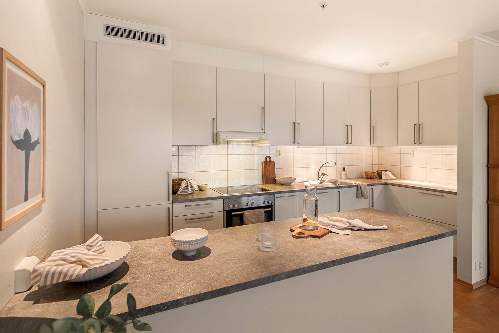 Praktisk og godt arbeidskjøkken med god skapplass Galleribilde