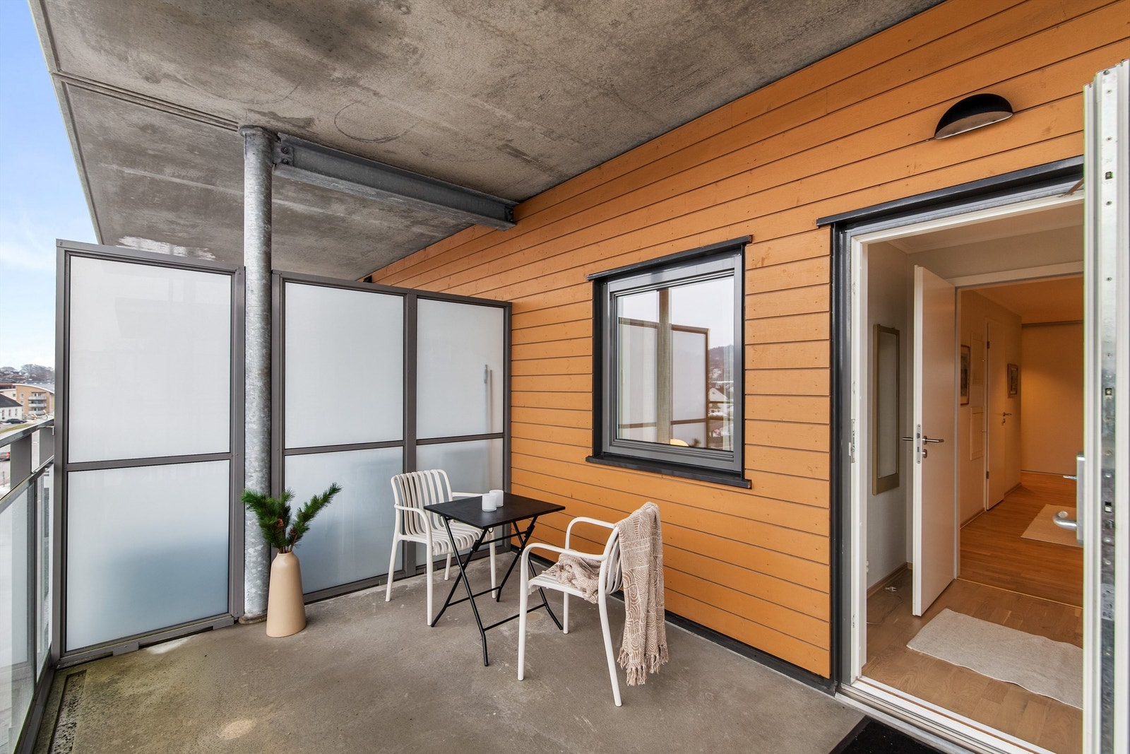 God plass også på denne balkongen hvor man har ettermiddags/kveldssol Galleribilde