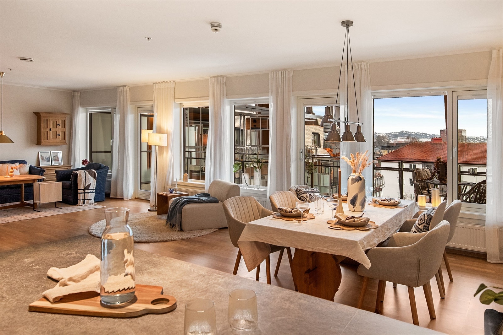 Leiligheten er delikat og tidløst innredet med lyse fargevalg og parkett/flis på gulv Galleribilde