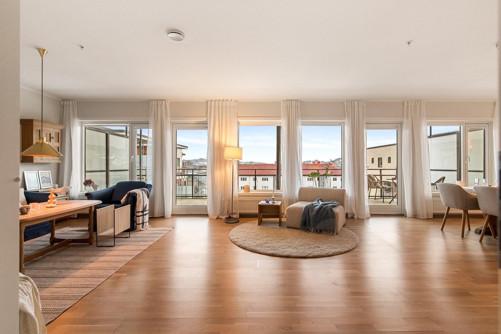 Store vindusflater gir stue og kjøkken godt med naturlig lys Galleribilde