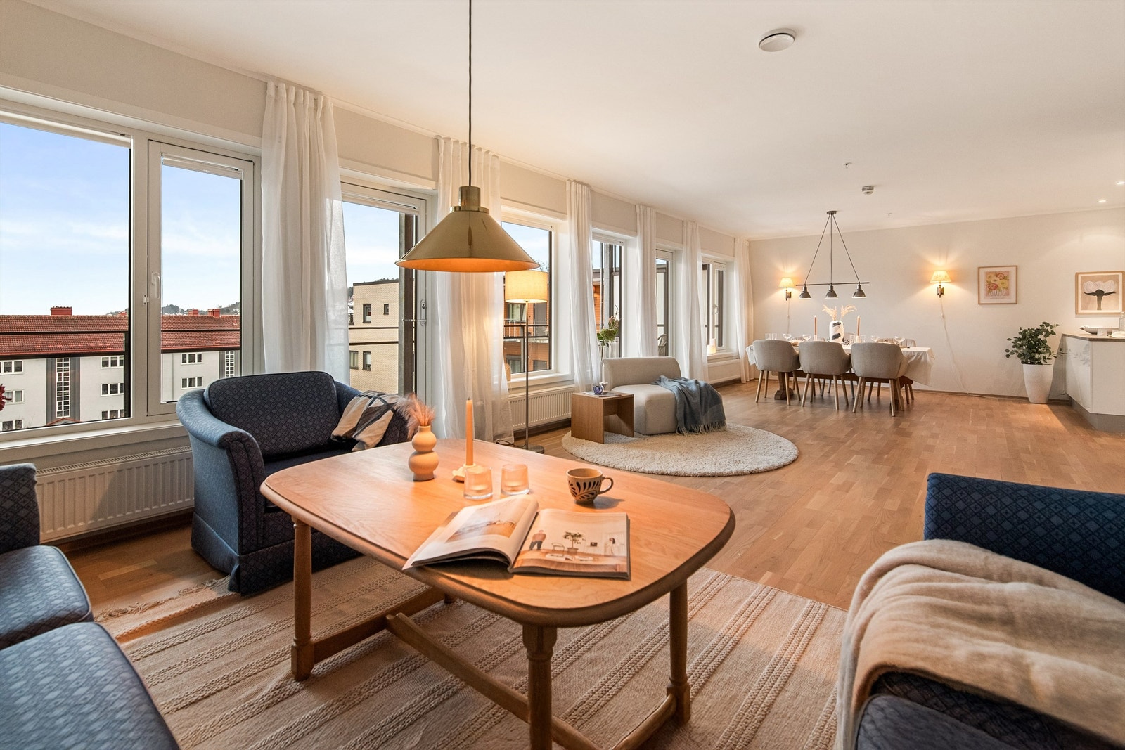 Stuen er stor og rommer flere alternative møbleringsmuligheter Galleribilde