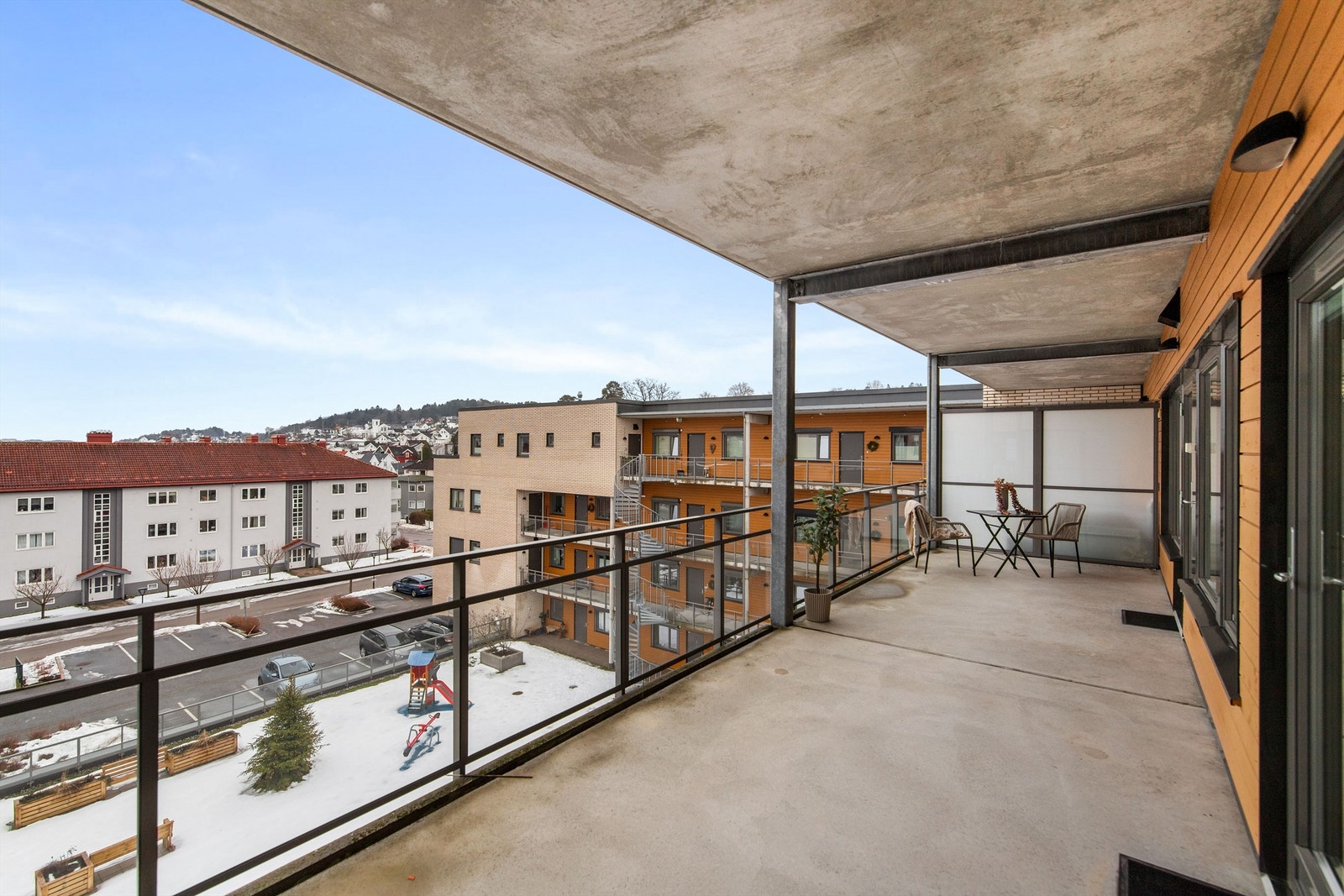 Fint utsyn utover området og til det flotte fellesområdet i sameiet Galleribilde