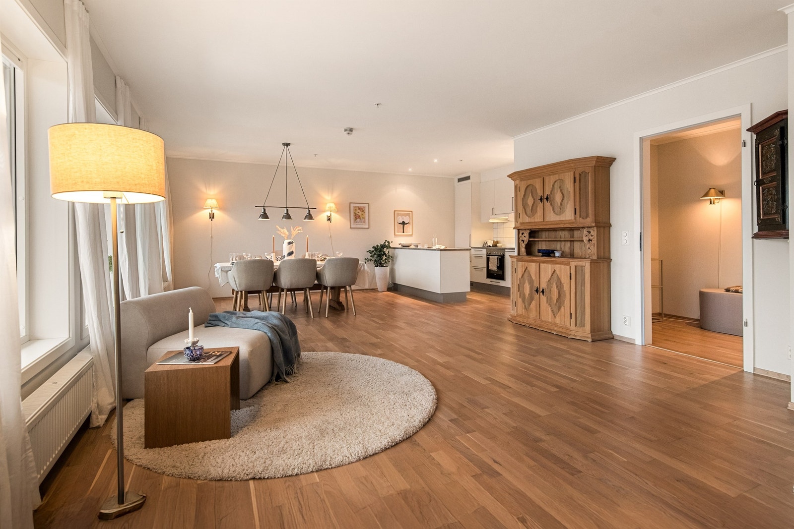 Åpen stue/kjøkkenløsning hvor kjøkkenet er noe tilbaketrukket og således fint skjermet Galleribilde