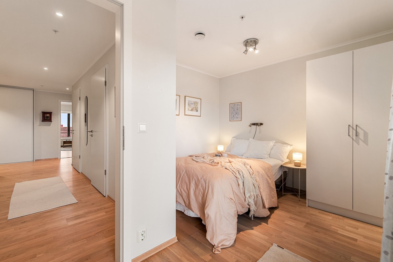 Leiligheten har en fin planløsning med tilbaketrukket soveromsavdeling Galleribilde