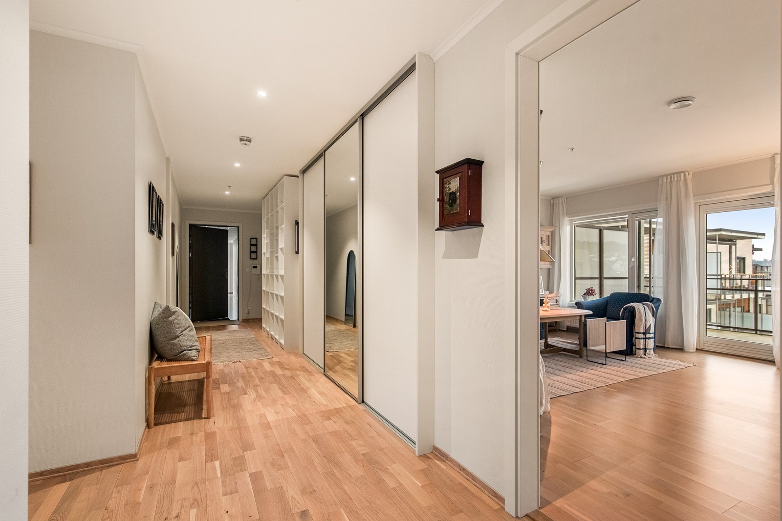 Her er god plass til henge/legge bort både sko og yttertøy! Porttelefon til hoveddøren Galleribilde