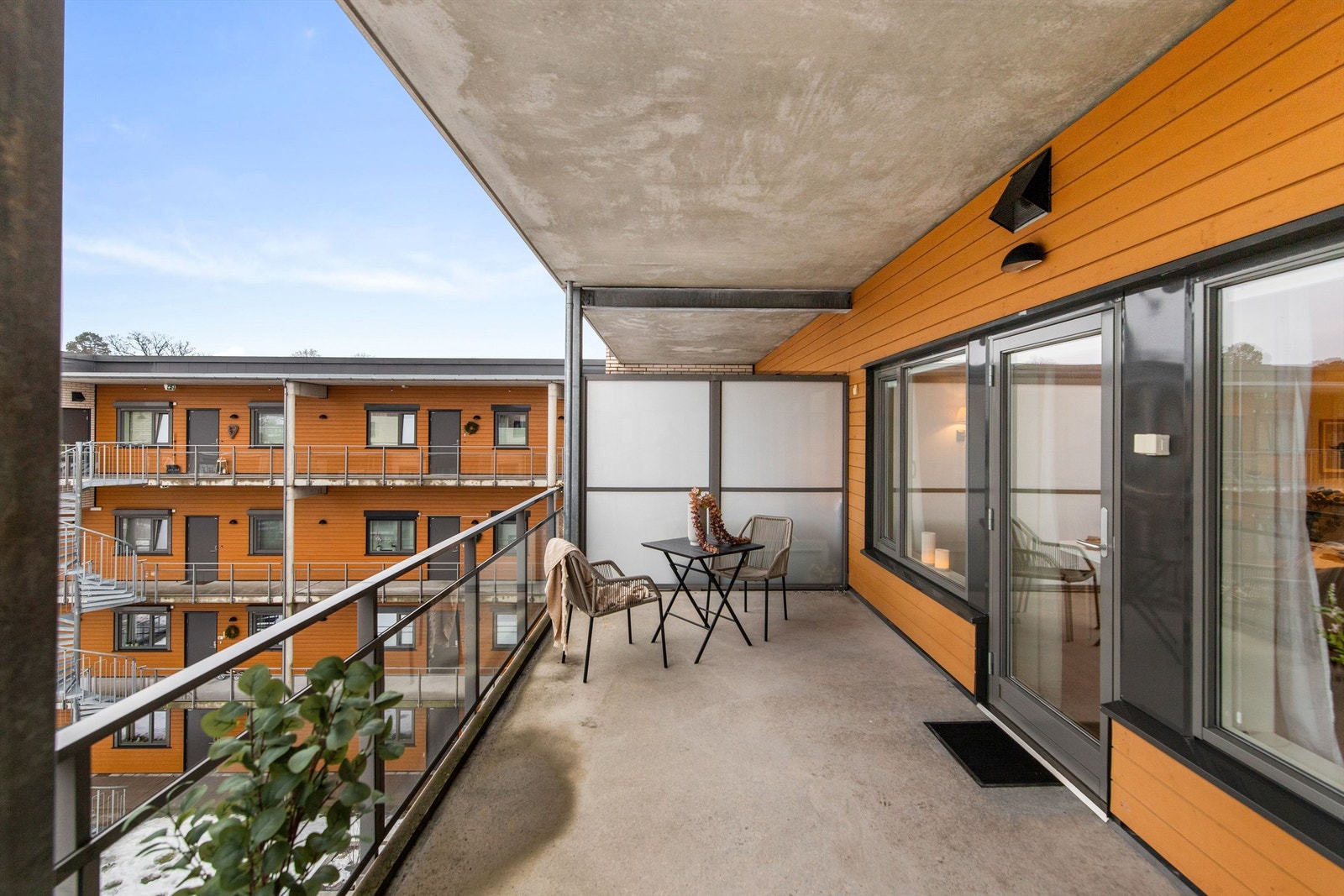 På balkongen har man svært gode møbleringsmuligheter Galleribilde