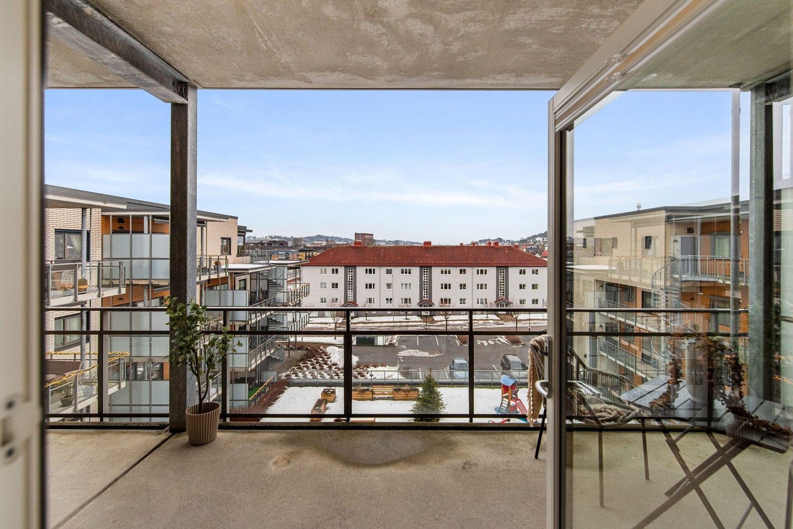 Sydvendt overbygget balkong med god plass til flere utegrupper Galleribilde