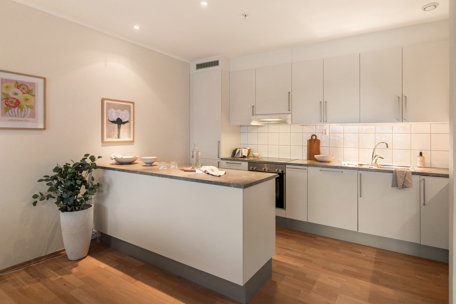 Kjøkkenøyen er både praktisk for husets kokk og ofte et samlingspunkt når man har gjester Galleribilde