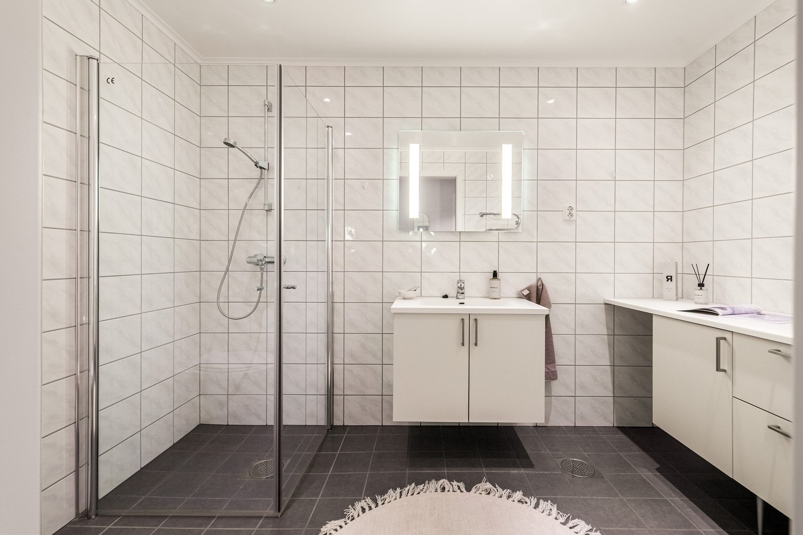 Flislagt bad med varmekabler i gulv og downlights i tak. Her er god gulvplass! Galleribilde