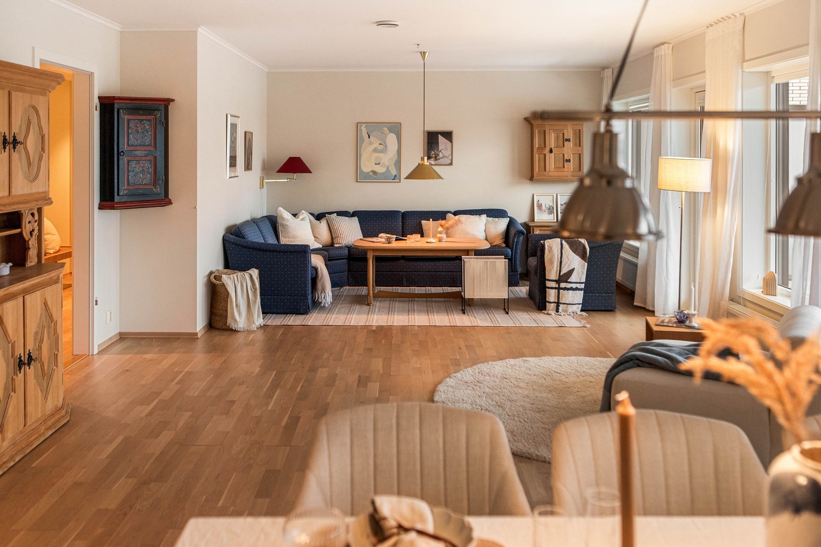 Stuen har eikeparkett på gulv og lysmalte overflater Galleribilde