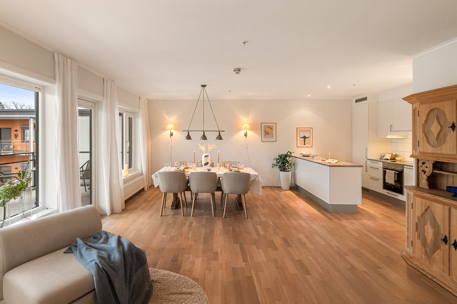 Downlights over kjøkkenøy og oppvarming fra vannbåren varme i radioatorer Galleribilde