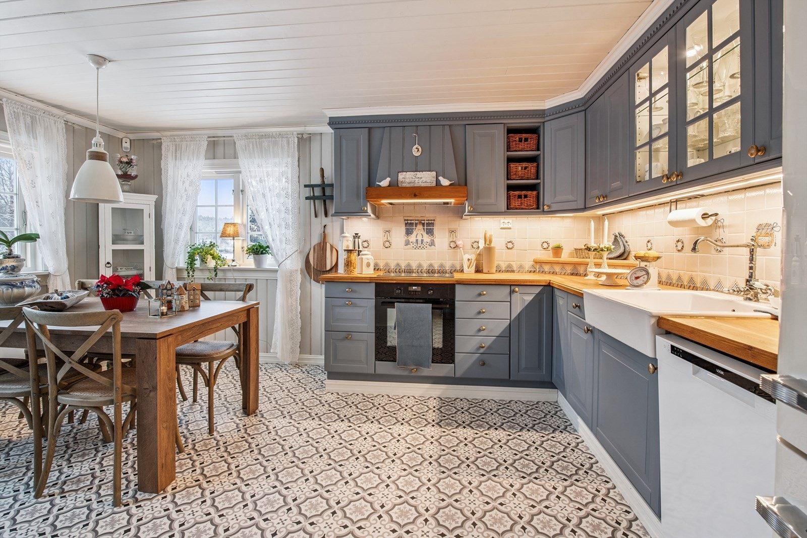 Hjørneløsningen gir rikelig med både skap- og benkeplass. Galleribilde