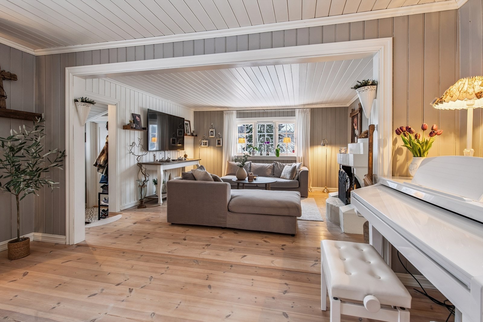 En bred åpning leder videre inn til den andre stuedelen, noe som skaper en god romfølelse. Galleribilde