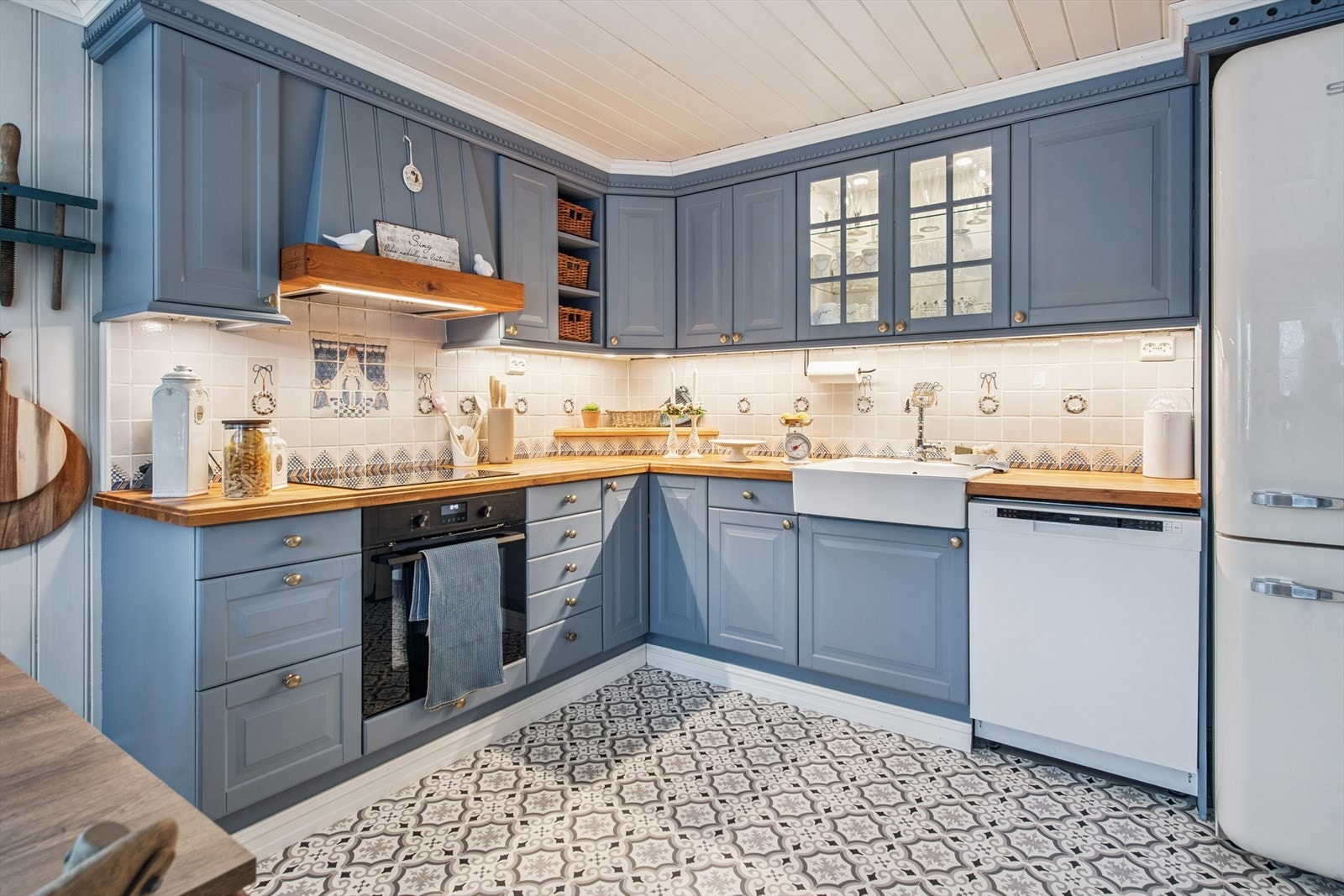 Innredningen har profilerte fronter, heltre benkeplate og integrert stekeovn. Galleribilde