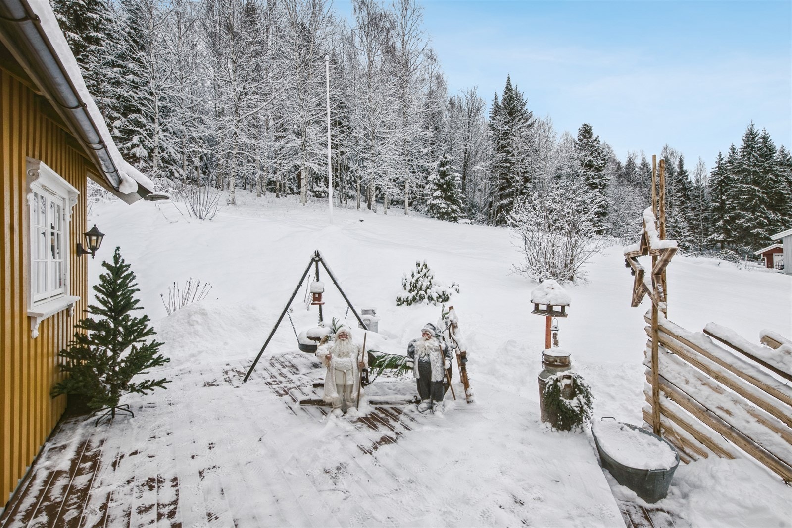 Fra uteplassen har man utsikt over eiendommen og det omkringliggende landskapet. Galleribilde