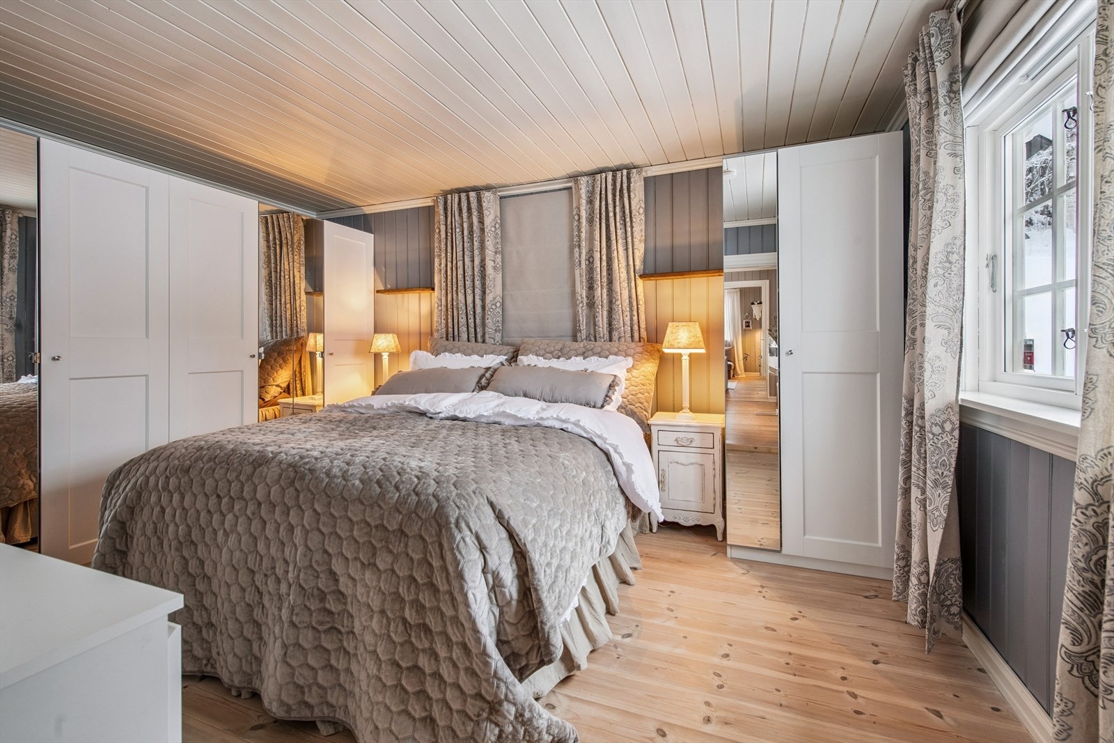 Soverommet er romslig med god plass til dobbeltseng og garderobeskap. Galleribilde