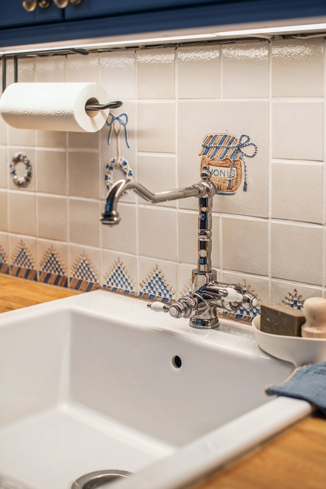 Gjennomførte detaljer som porselensvask og klassisk armatur understreker stilen. Galleribilde