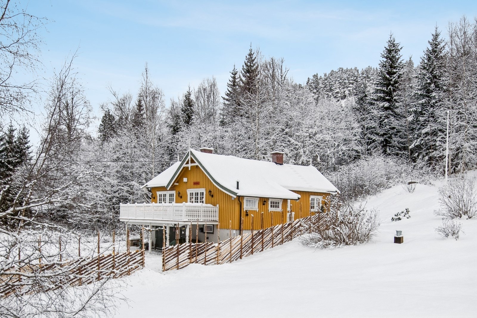 Eiendommen ligger usjenert til, omkranset av et vakkert vinterlandskap. Galleribilde