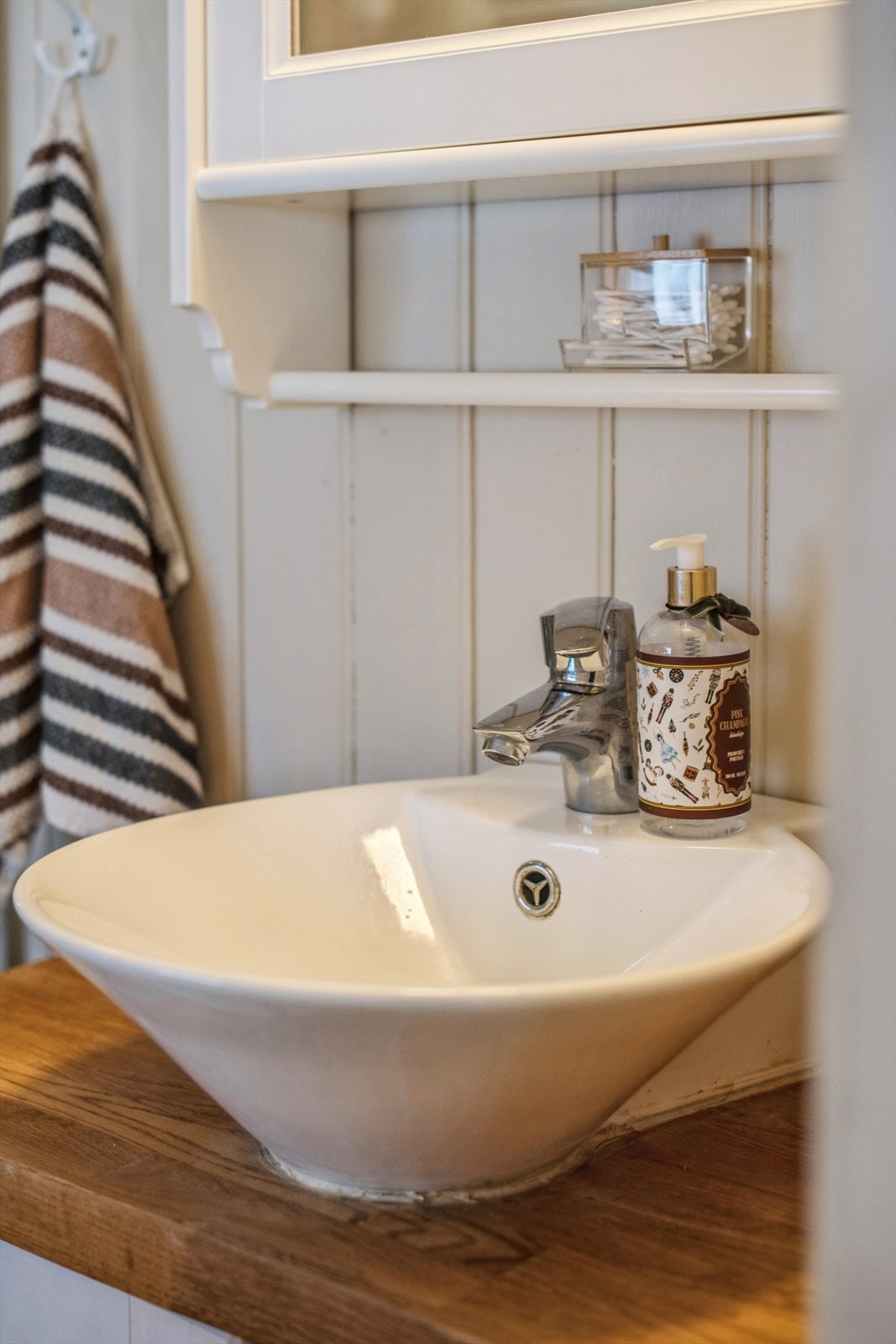 Baderomsinnredningen kombinerer treverk og en stilren bolleservant. Galleribilde