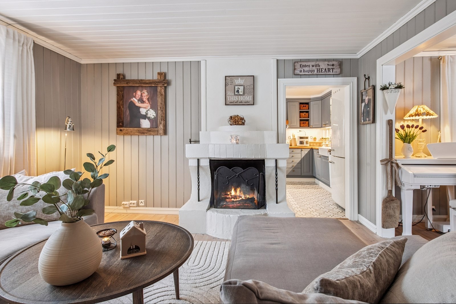 Fra stuen er det en åpen og naturlig overgang til kjøkkenet. Galleribilde