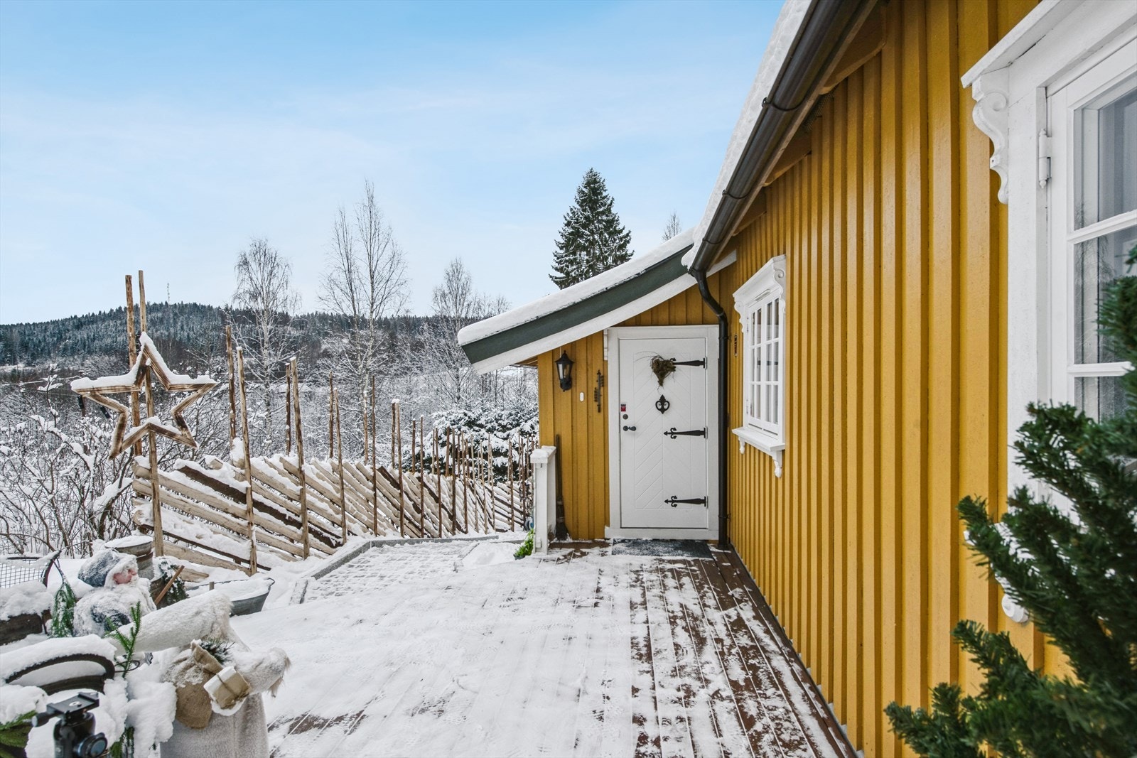 Detaljer som den tradisjonelle ytterdøren bidrar til boligens karakter. Galleribilde
