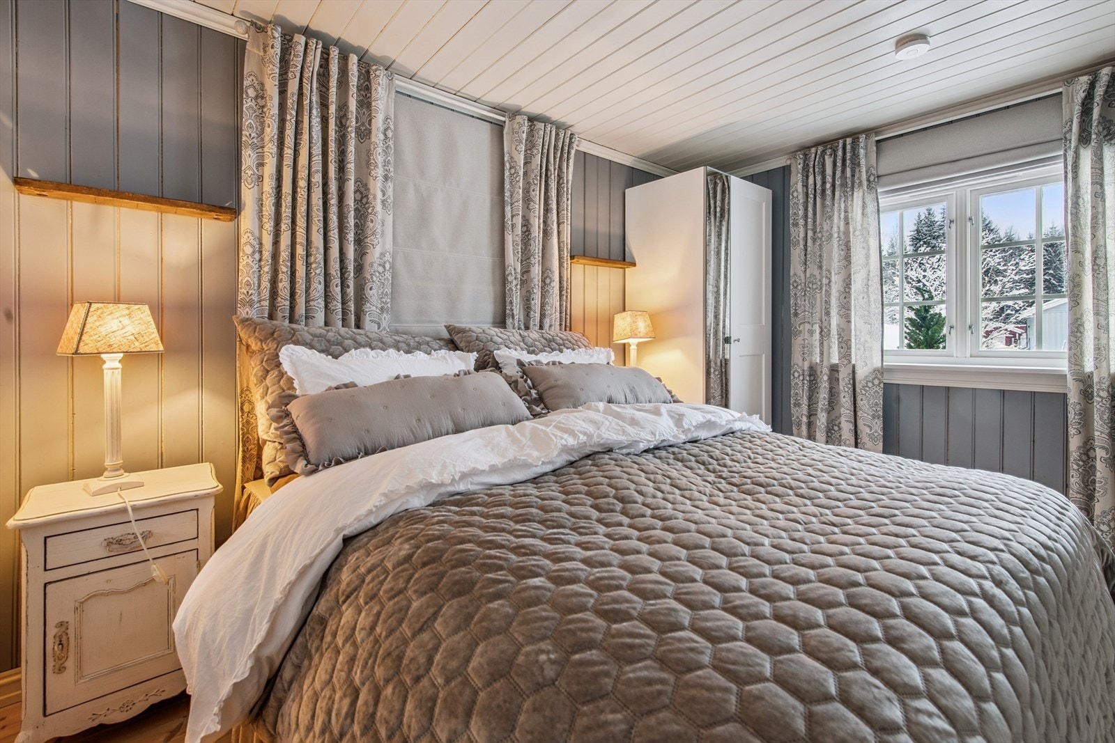 Paneltak og vegger gir en lun og rolig atmosfære på soverommet. Galleribilde