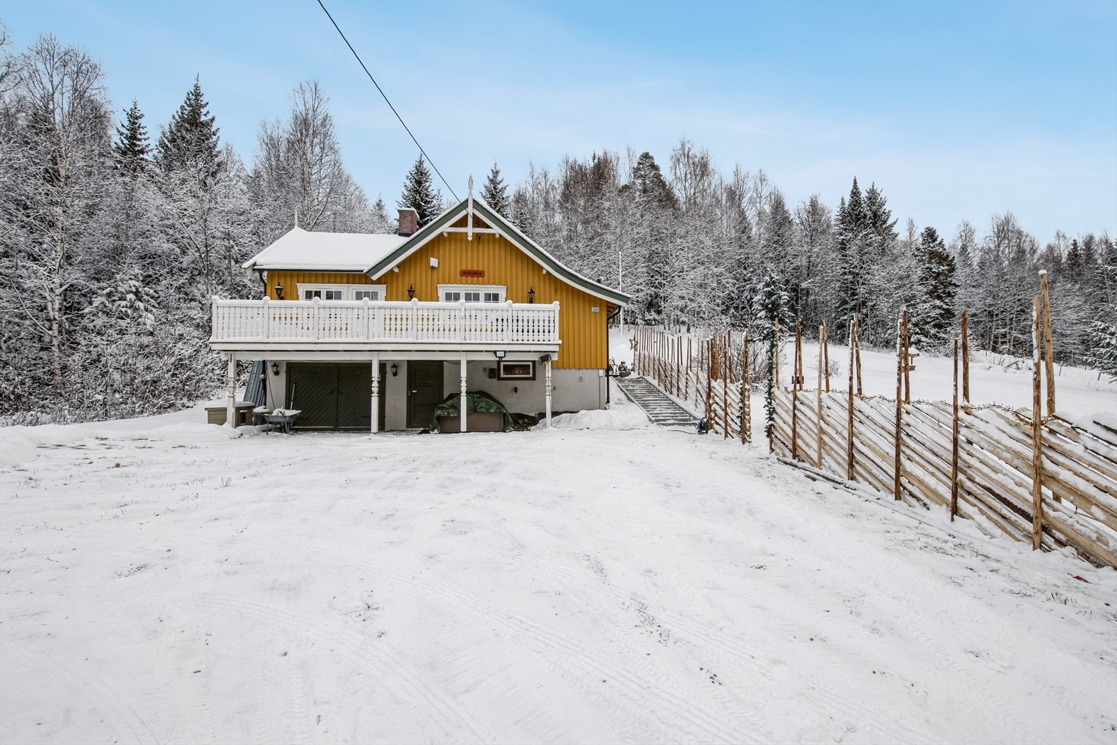 Eneboligen har en klassisk utforming med en stor, overbygget balkong. Galleribilde
