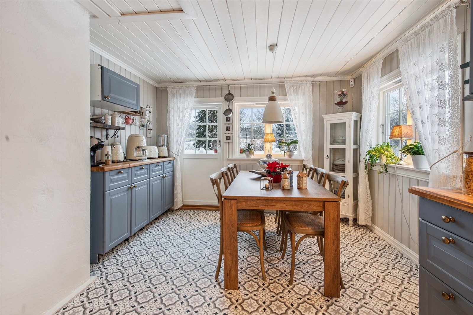 Fra kjøkkenet er det direkte utgang til en balkong. Galleribilde