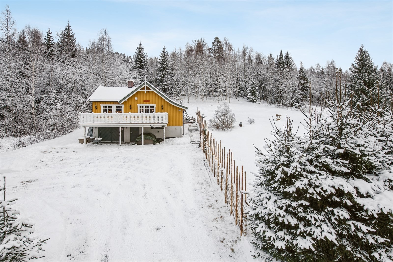 Den høyreiste fasaden gir boligen et solid og tradisjonsrikt preg. Galleribilde