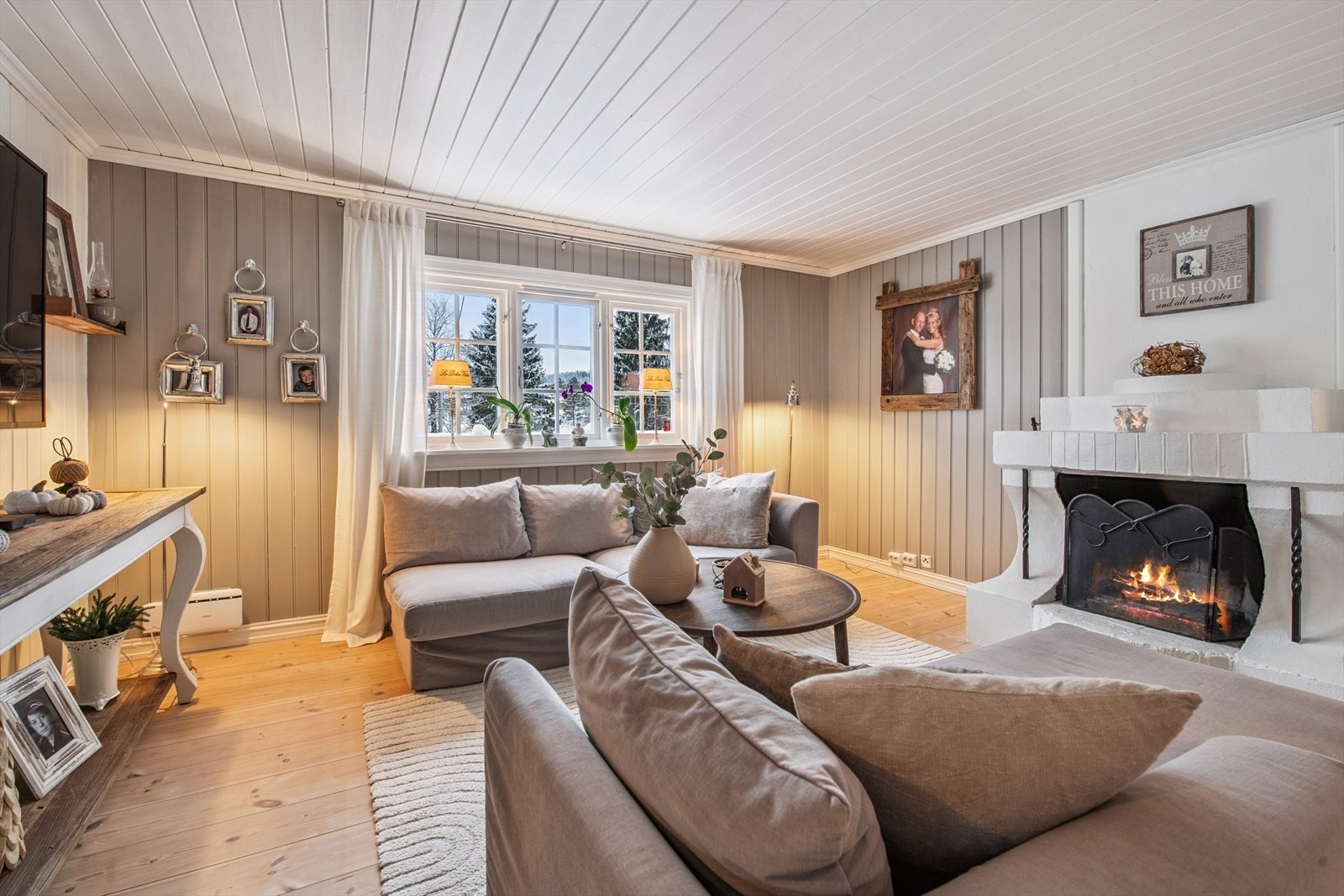 Store vindusflater gir godt med lys, og massive tregulv gir en varm atmosfære. Galleribilde