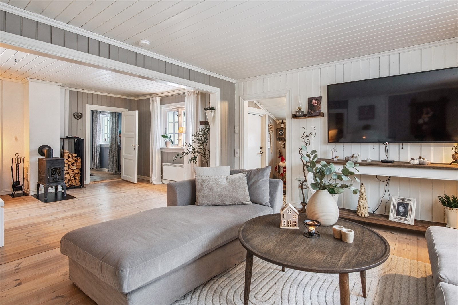 Rommet er lett å møblere med god plass til en romslig sofagruppe. Galleribilde