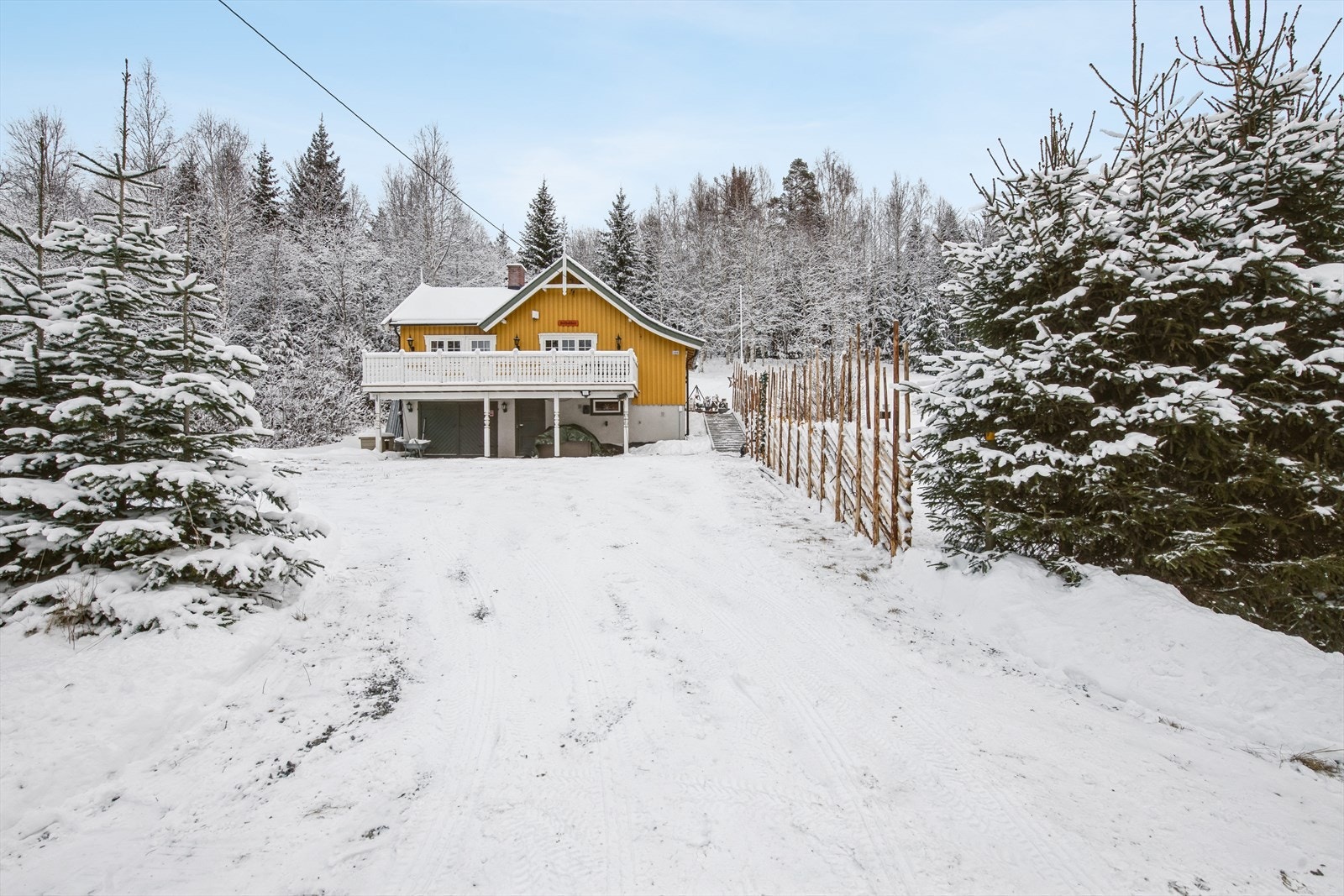 Eiendommen har en romslig gårdsplass med gode parkeringsmuligheter. Galleribilde