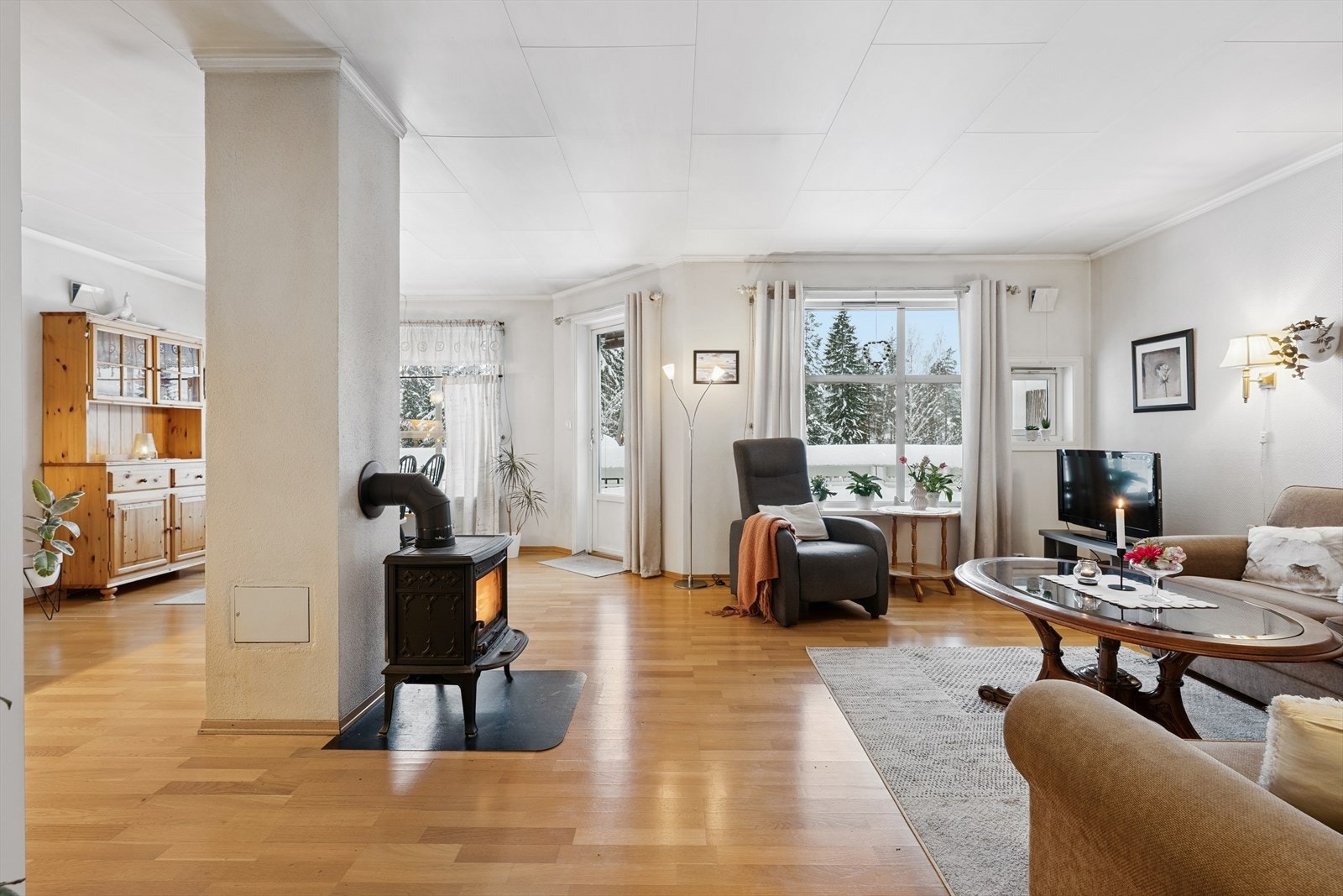 En nyere peisovn gir både effektiv varme og en hyggelig atmosfære. Galleribilde