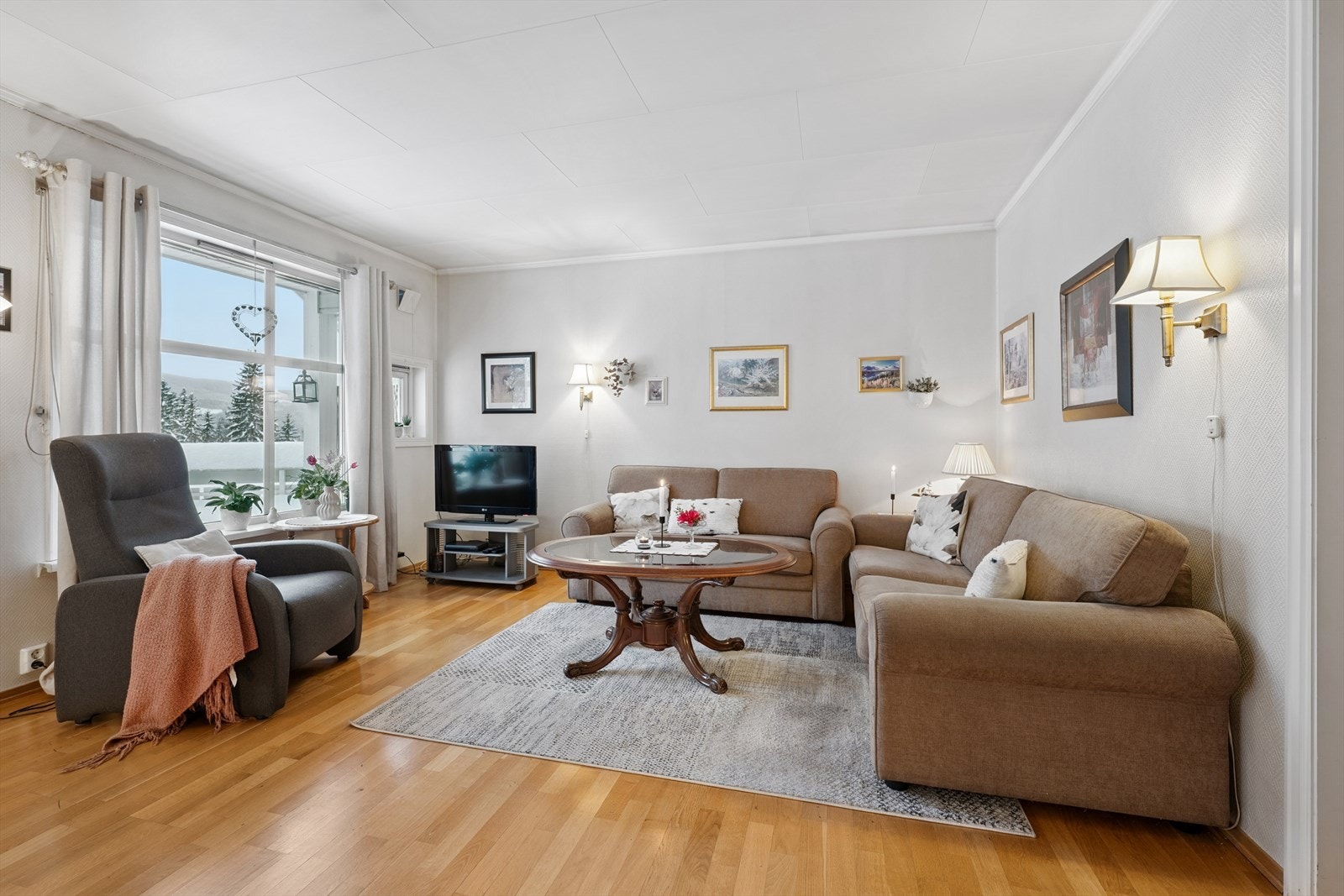 Store vindusflater med 2-lags isolerglass gir rikelig med naturlig lys. Galleribilde