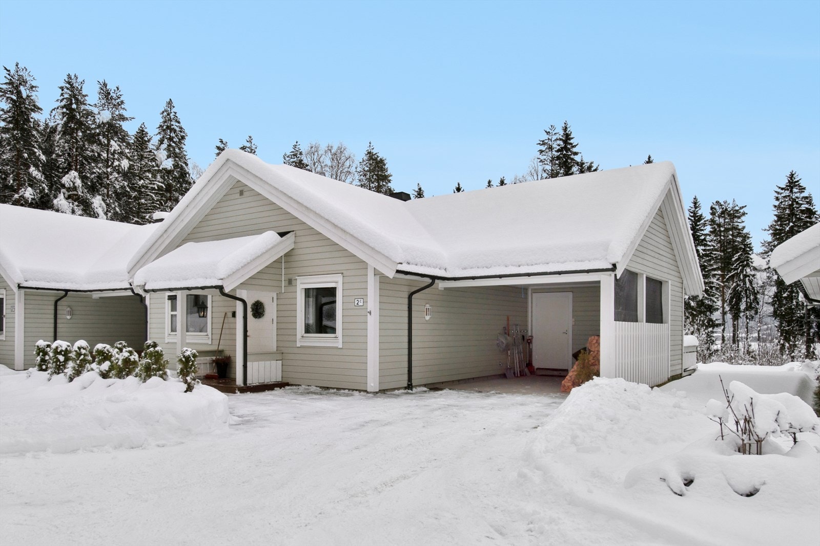 Eiendommen har en praktisk carport med én biloppstillingsplass og asfaltert gårdsplass. Galleribilde