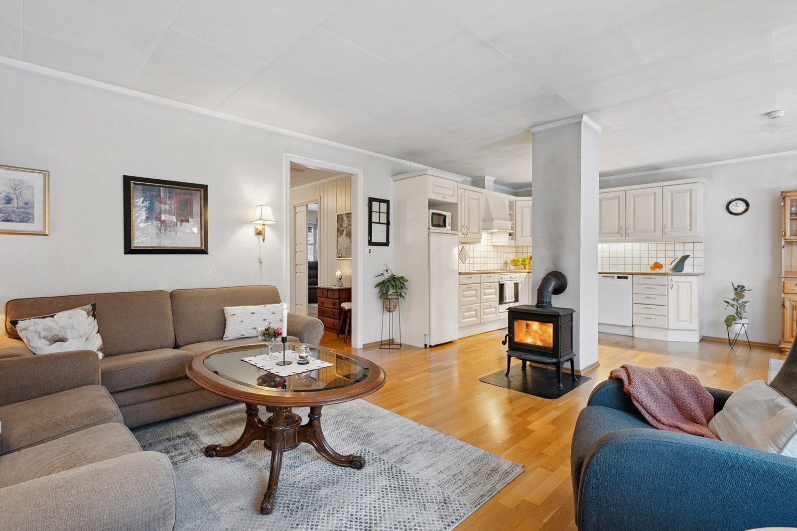 Stuen har god plass til sofagruppe og øvrig møblement. Galleribilde