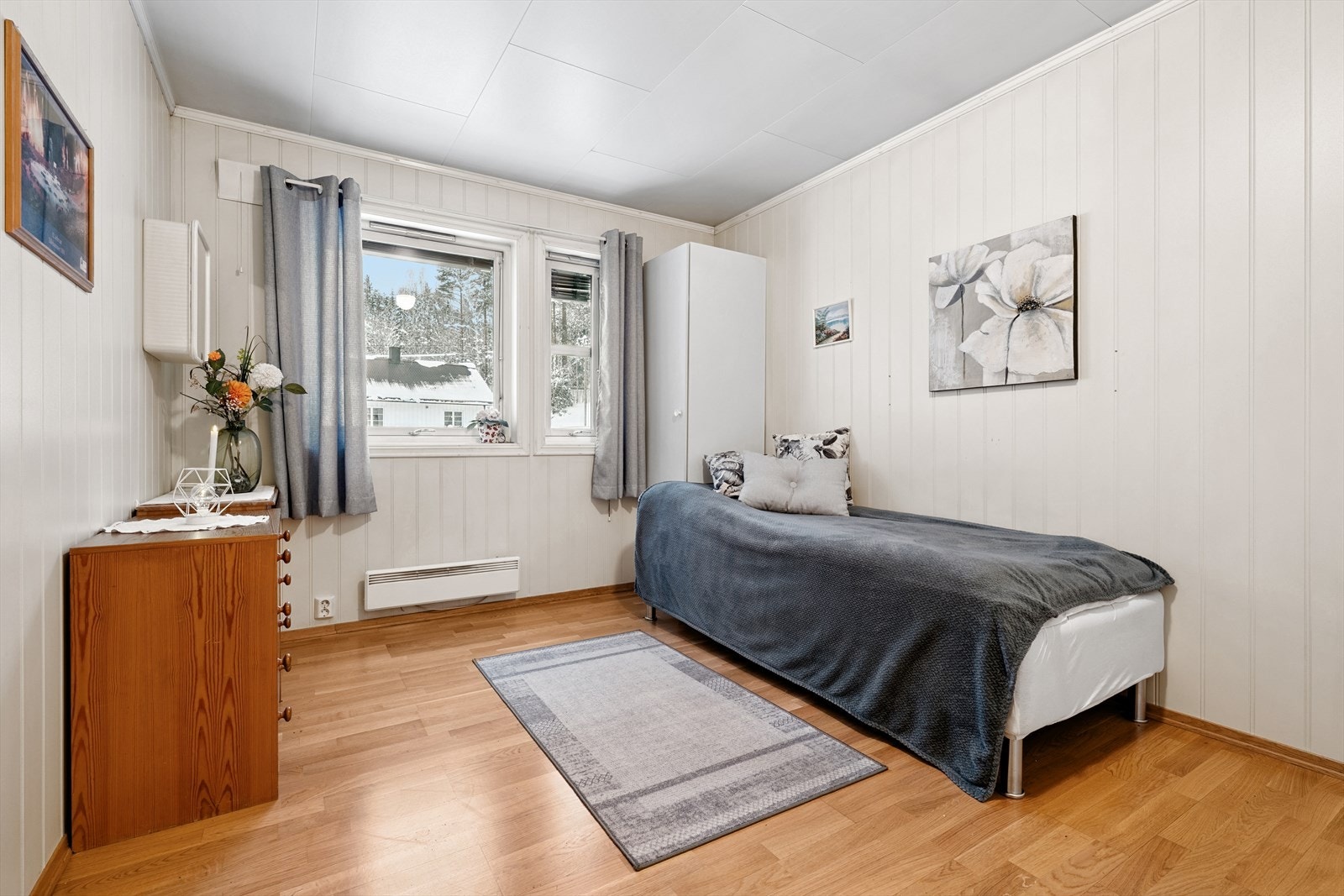 Boligen har to soverom. Dette rommet har god plass til seng og garderobeløsning. Galleribilde