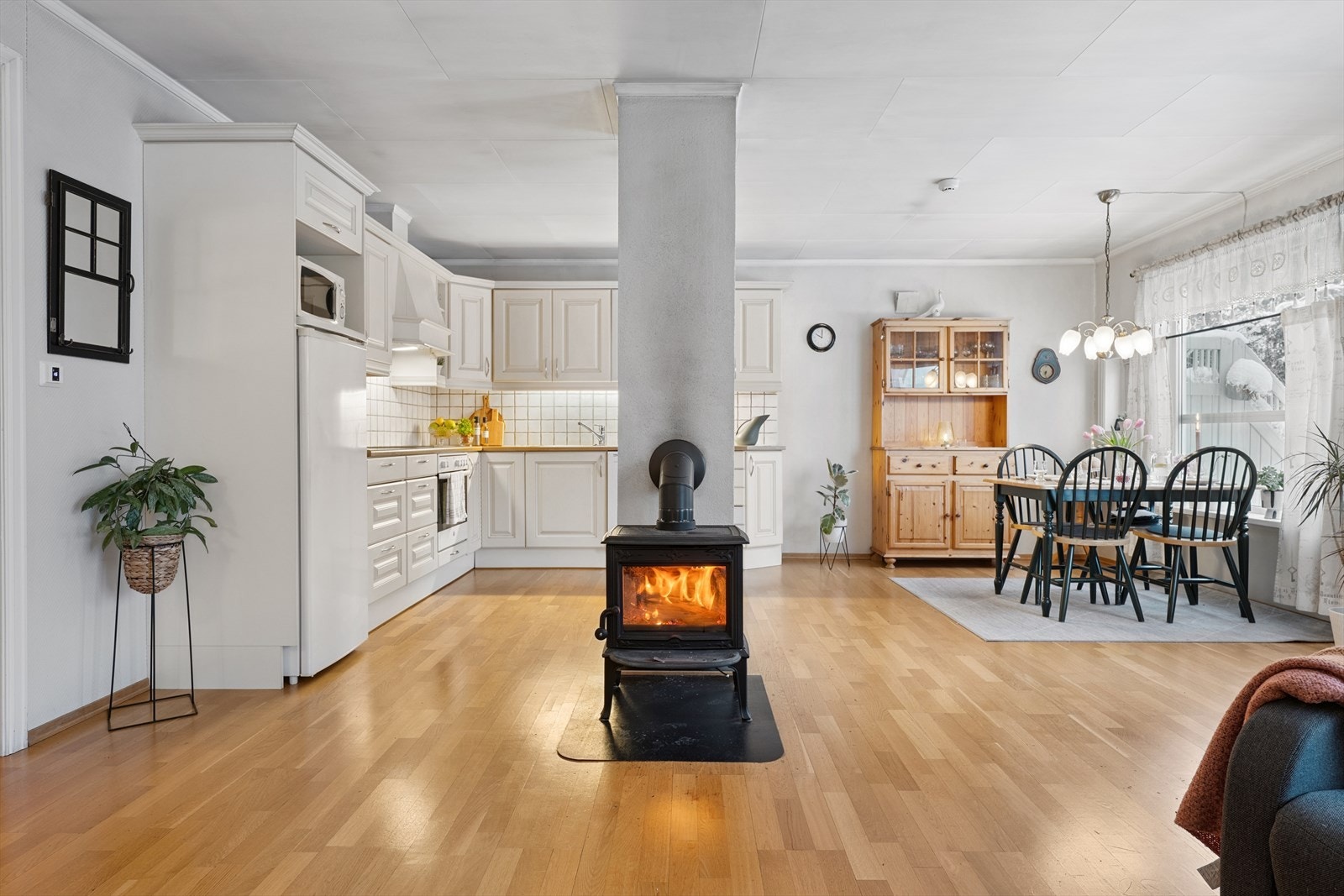 Den åpne løsningen mellom stue og kjøkken skaper et sosialt og luftig allrom. Galleribilde