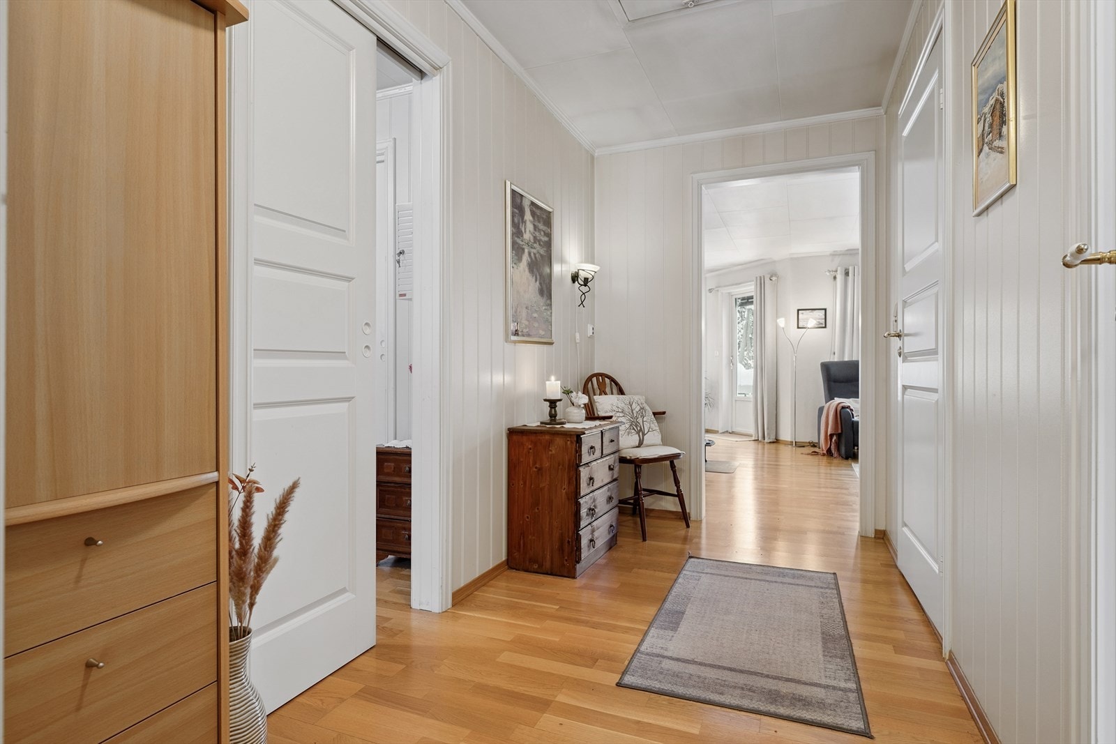 Gangen har parkett på gulv og vegger med panelplater, som i resten av oppholdsrommene. Galleribilde