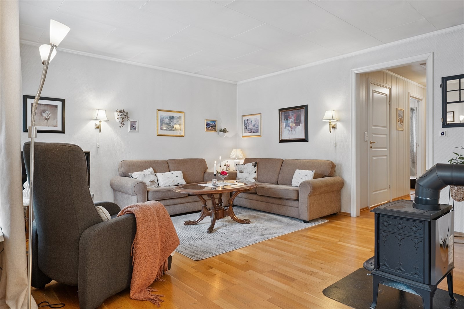 Gulvvarme i stue- og kjøkkensonen sørger for jevn og behagelig temperatur. Galleribilde