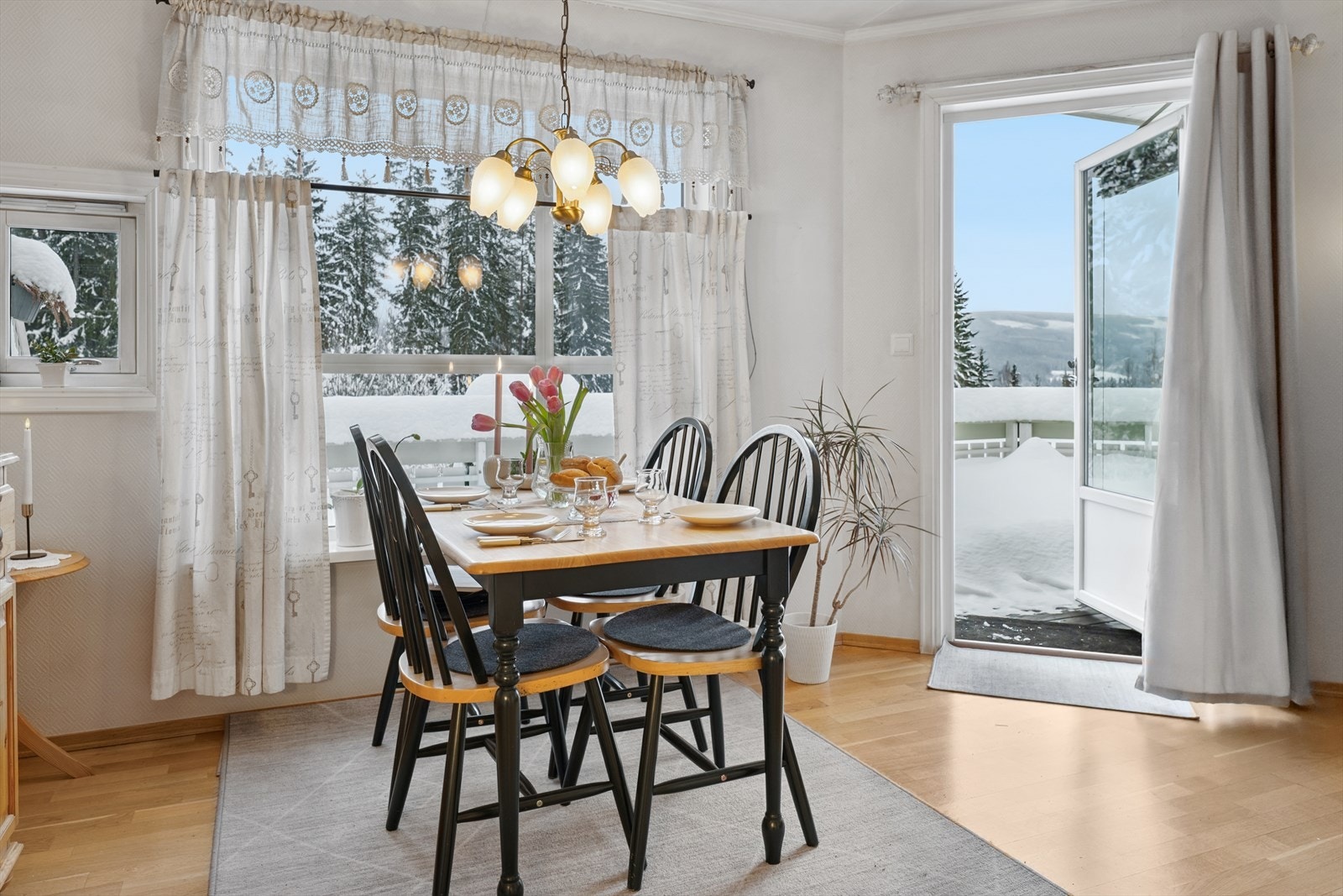 Fra spisestuen er det direkte utgang til en stor, sørvendt terrasse. Galleribilde