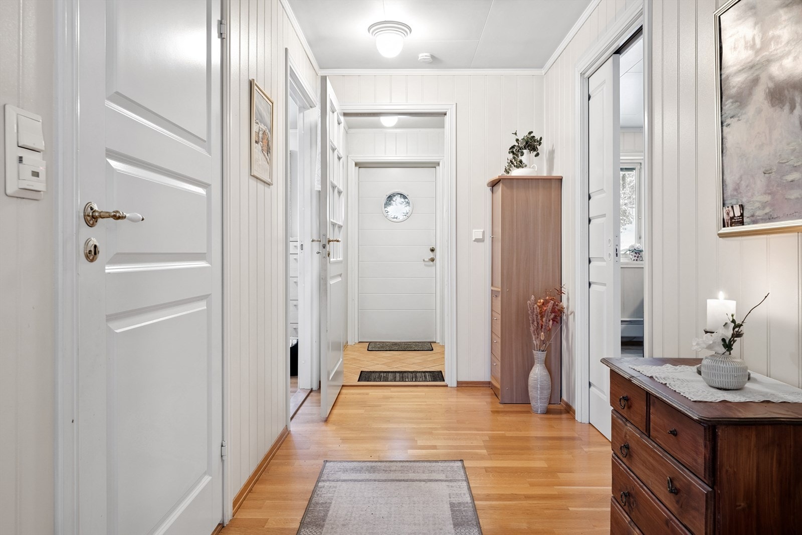 Fra gangen er det tilgang til boligens øvrige rom. Også her er det varme i gulvet. Galleribilde