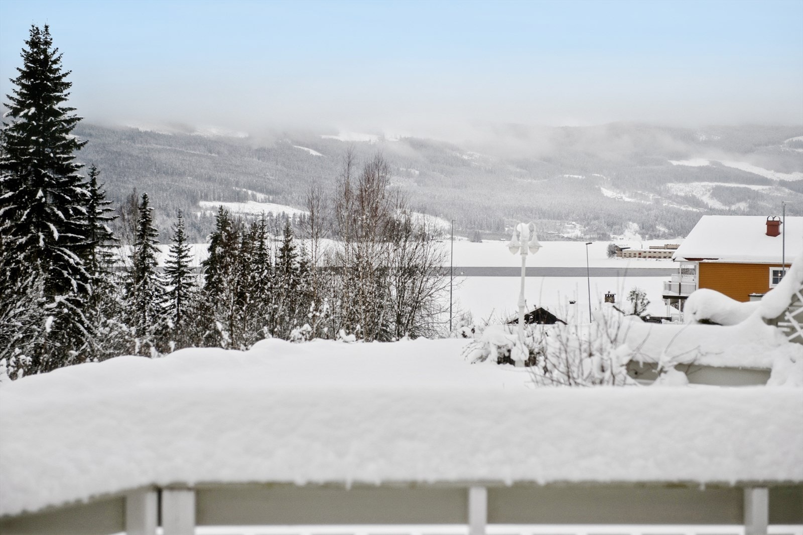 Fra eiendommen er det utsikt mot Randsfjorden og det omkringliggende landskapet. Galleribilde