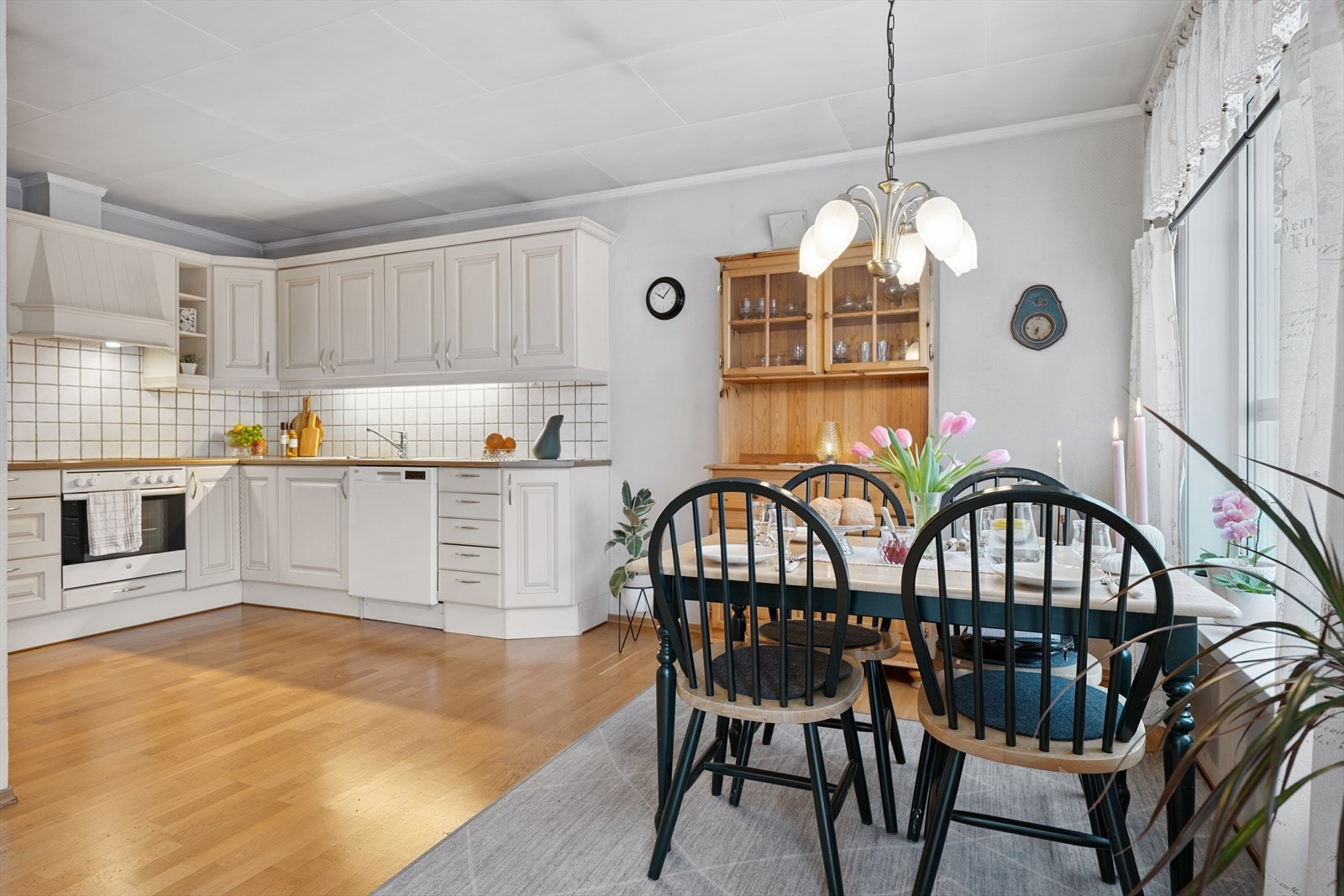 Spiseplassen er en naturlig del av allrommet, med nærhet til både stue og kjøkken. Galleribilde